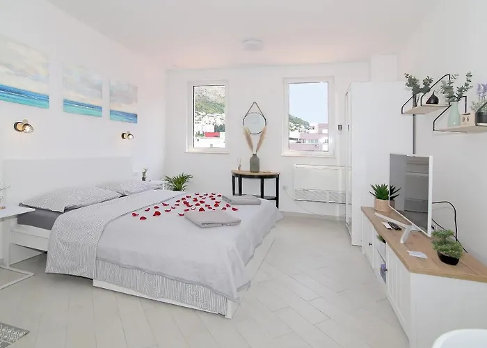 Kenova Studio Apartment